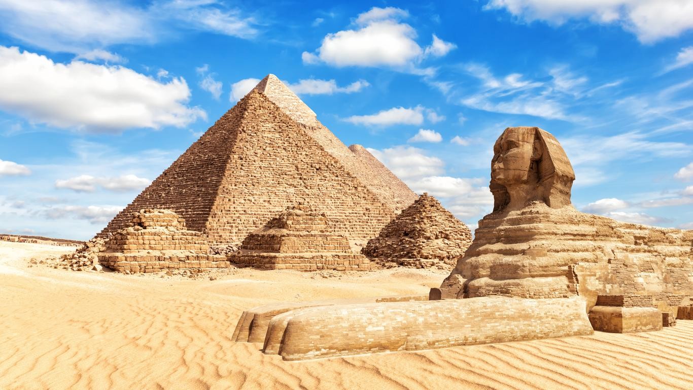 طريق جديد لرؤية التاريخ.. أهرامات الجيزة تتصدر غلاف التايم الأمريكية