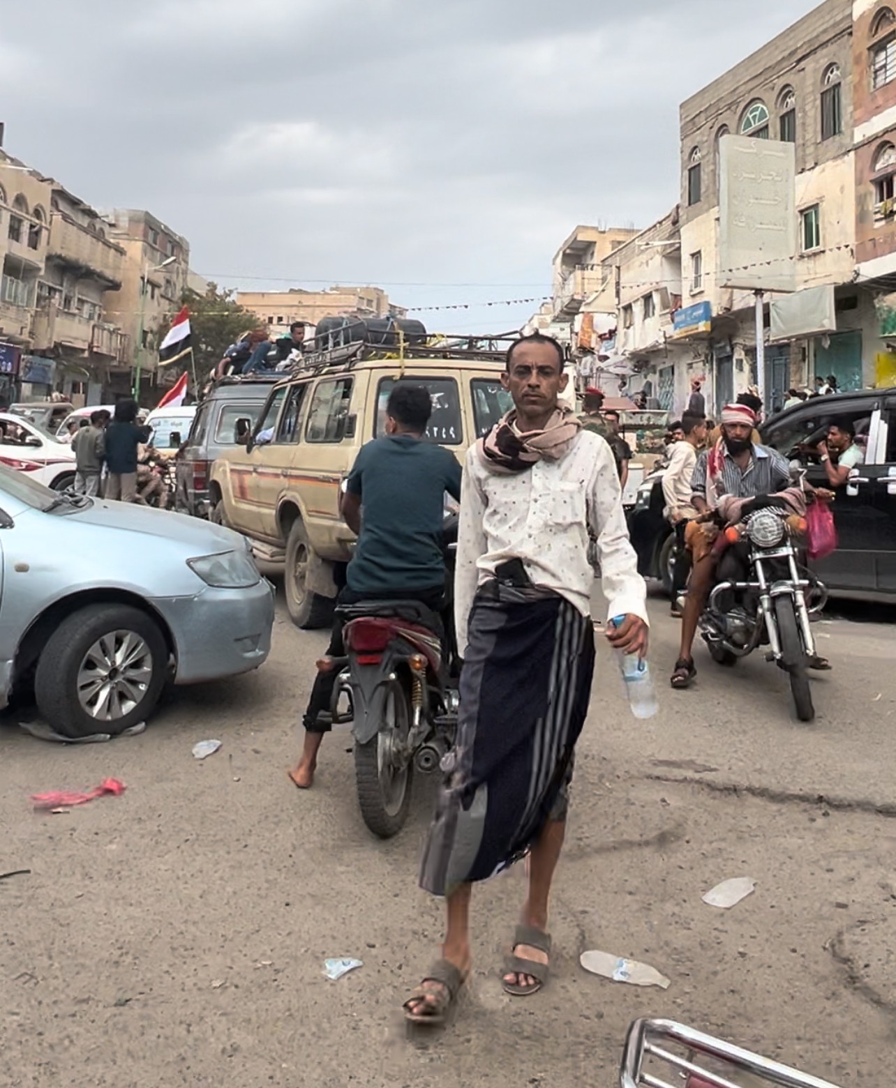 اصحاب تعز ما يتضاربوش .. مدينة لا يحمل رجالها  السلاح وهم ذاهبين لشراء كيلو بطاط