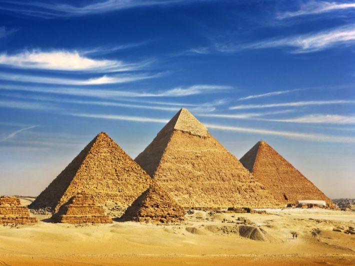 عالم آثار يرد على إيلون ماسك.. هل بنى الفضائيون الأهرامات؟
