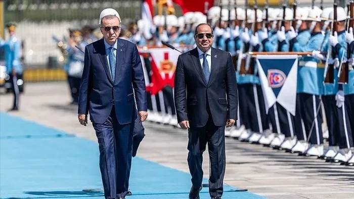 تعزيز العلاقات وحل قضايا الإقليم.. مكاسب زيارة "السيسي" لتركيا